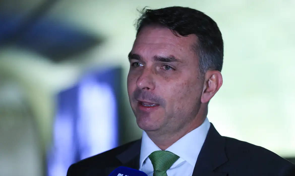 Flávio Bolsonaro aciona o STF para afastar Alexandre de Moraes de processo sobre filme de Jair Bolsonaro