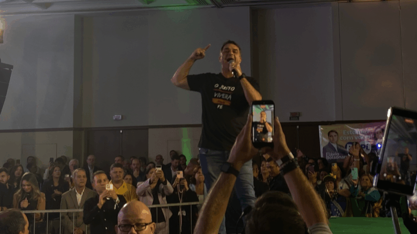 Flávio Bolsonaro se defende em palanque após áudio vazado
