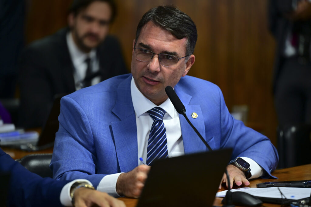Flávio Bolsonaro aciona TSE para barrar pesquisa que aponta queda em intenções de voto