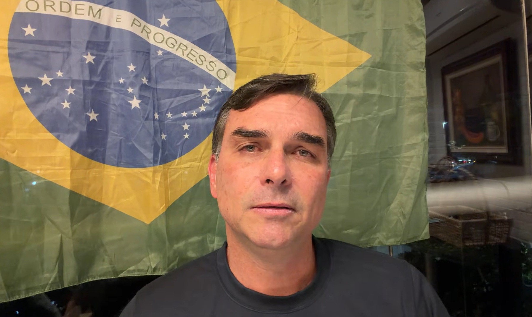 Flávio Bolsonaro acusa Alexandre de Moraes de interferir nas eleições
