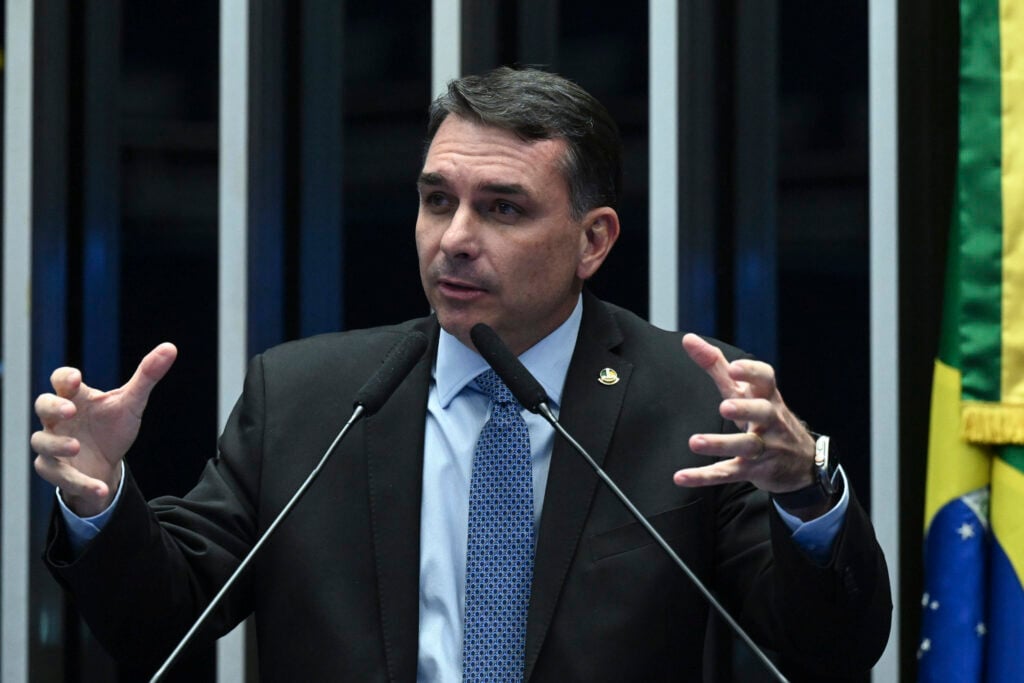 Flávio Bolsonaro classifica atentado contra vereador como "terrorismo" e cobra ação do Estado