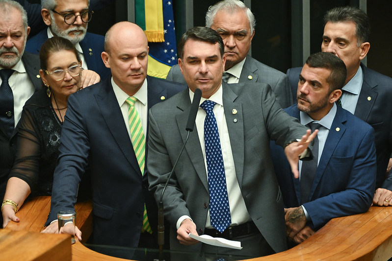 Flávio Bolsonaro cobra CPI do Banco Master e desafia a esquerda no Congresso