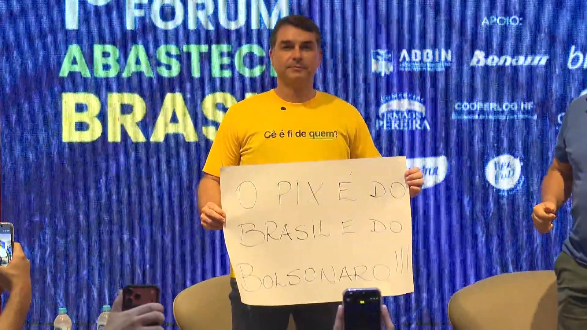 Flávio Bolsonaro pede que Trump recue de tarifa contra produtos brasileiros