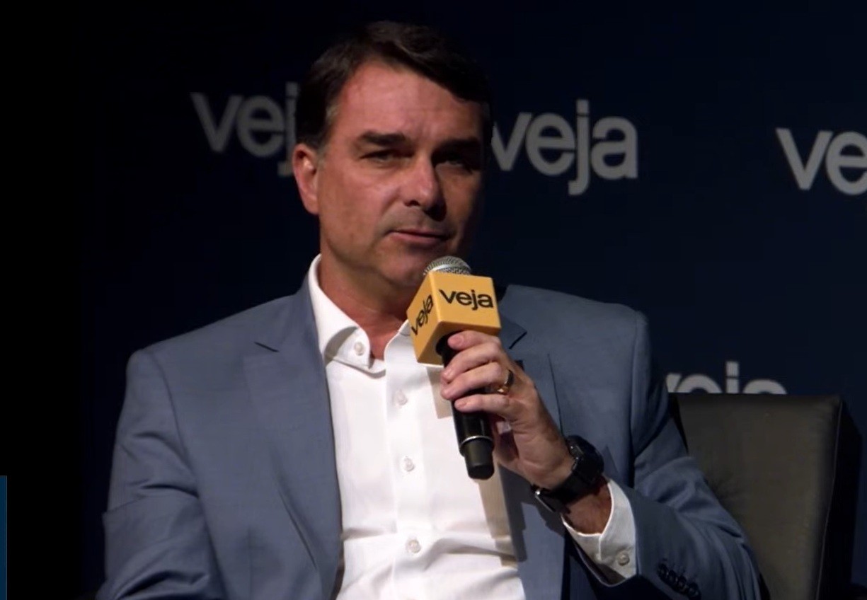 Flávio Bolsonaro defende Bolsa Família como direito adquirido e propõe ampliar período de transição para beneficiários