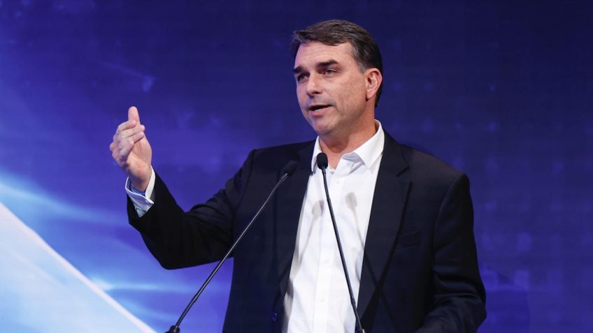 Flávio Bolsonaro anuncia nova reforma tributária se eleito, criticando modelo aprovado pelo Congresso