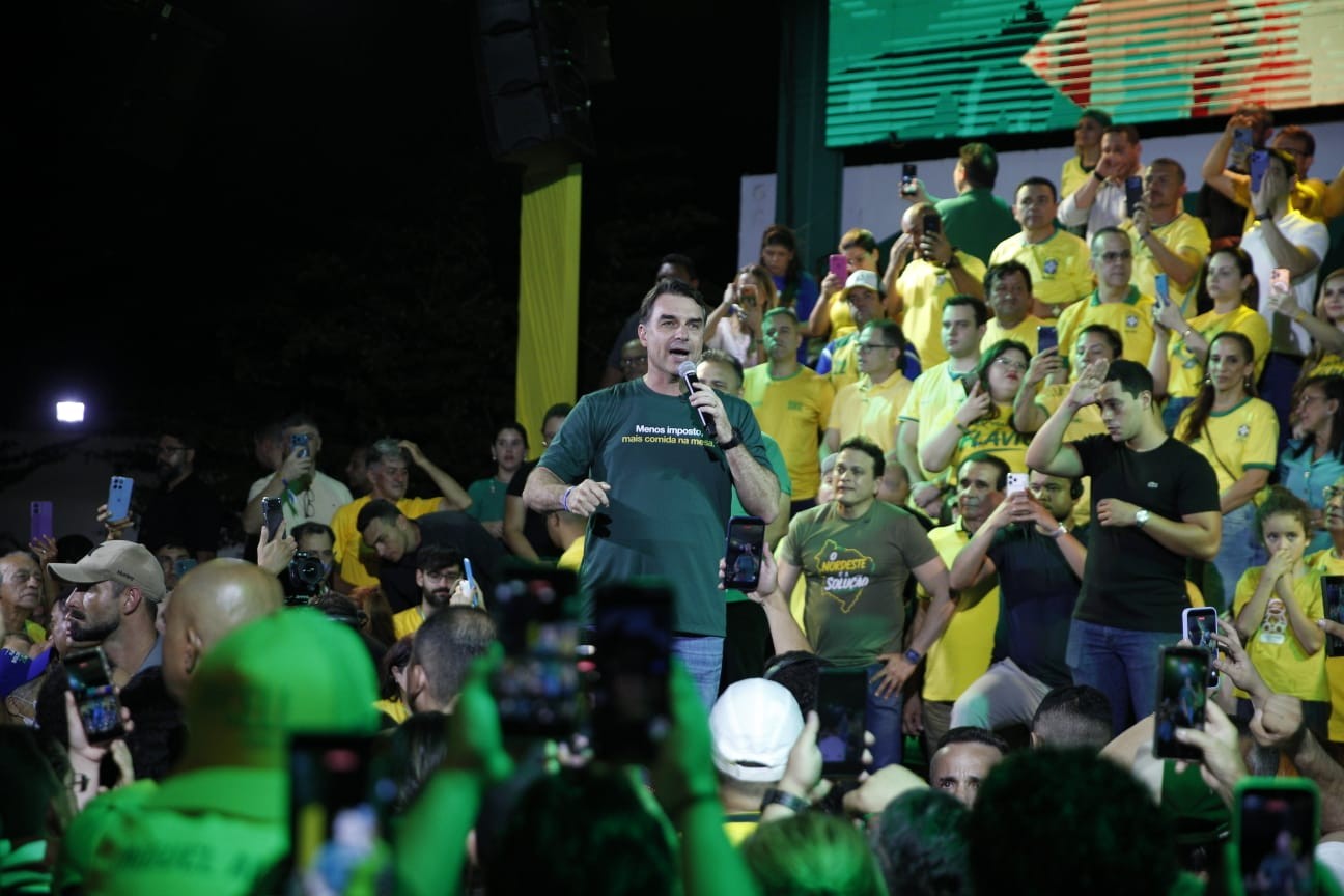 Flávio Bolsonaro acusa governo de usar PF para perseguir oposição