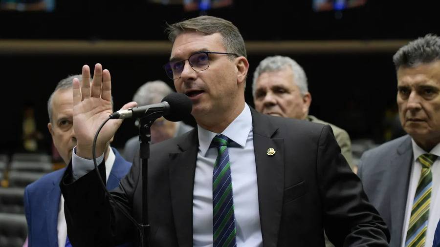 Flávio Bolsonaro propõe fim da reeleição e suspensão de reforma tributária se eleito presidente