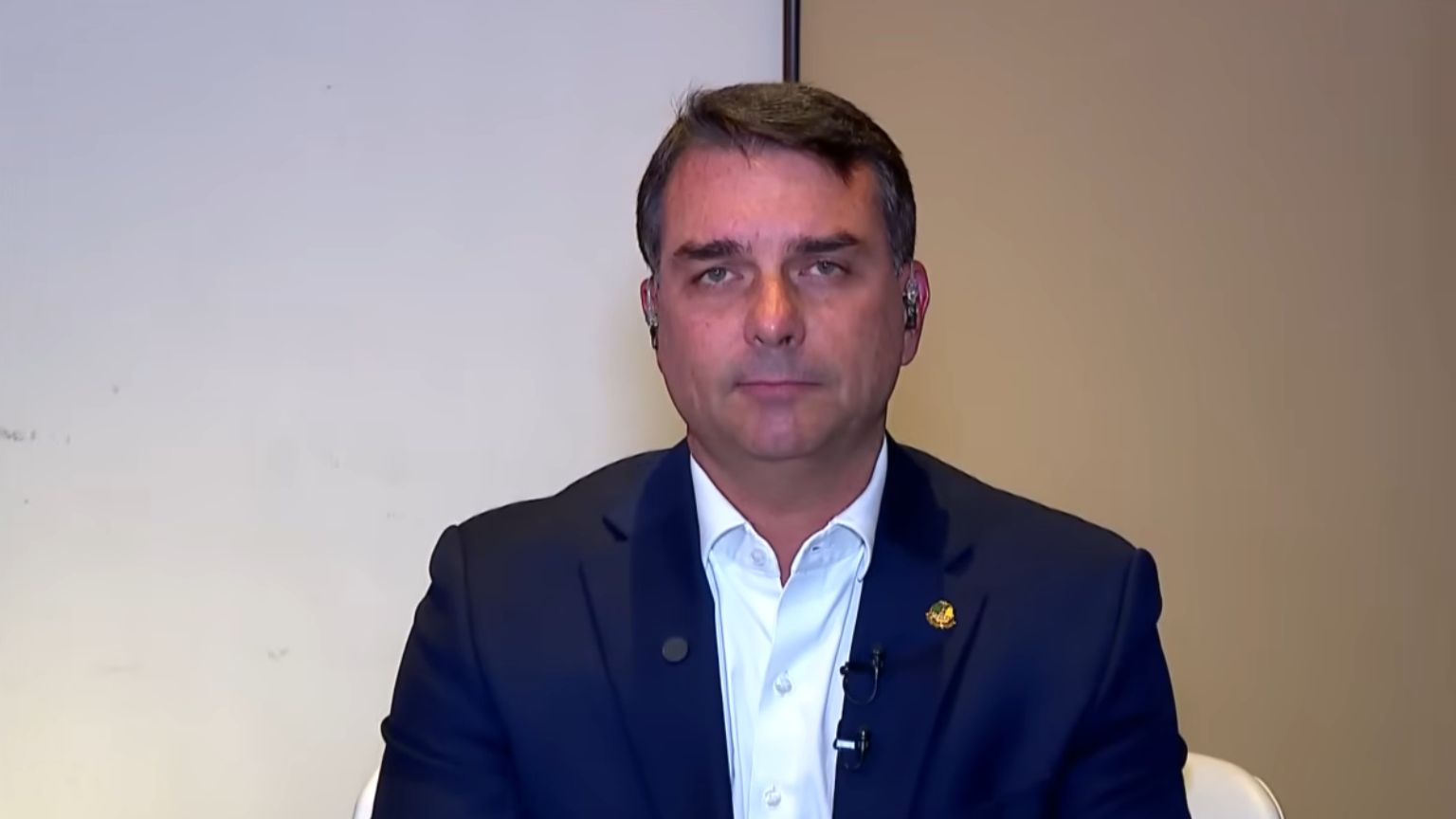 Flávio Bolsonaro alerta para novos vazamentos sobre banqueiro Daniel Vorcaro