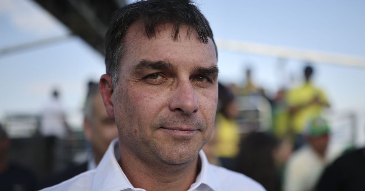 Senador Flávio Bolsonaro viaja aos EUA para audiência sobre potencial tarifa sobre produtos brasileiros