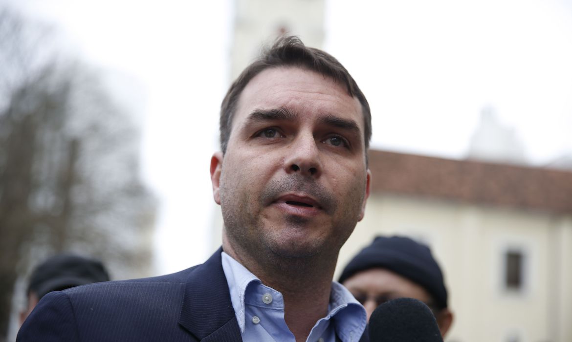 Flávio Bolsonaro pede aos EUA que suspendam tarifa sobre produtos brasileiros