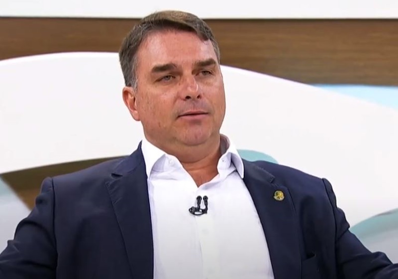 Senador Flávio Bolsonaro intensifica agendas religiosas para conter desgaste após crise com Daniel Vorcaro