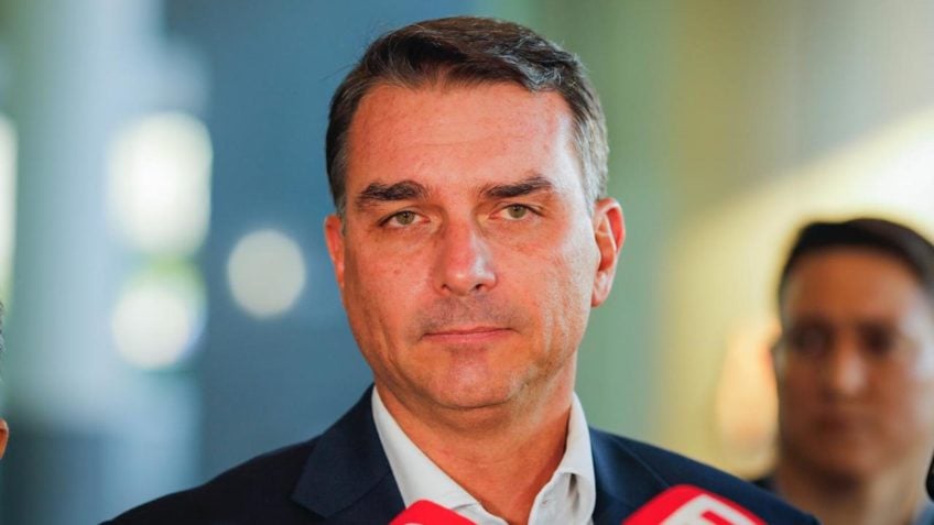 Flávio Bolsonaro lança plano "Brasil Por Elas" para eleitorado feminino em 15 de julho