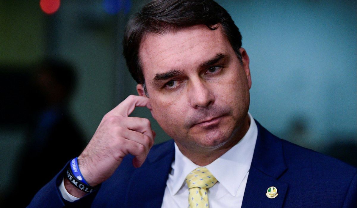 Flávio Bolsonaro assinou apenas duas de cinco CPIs do Banco Master, apesar de ter declarado apoio a todas
