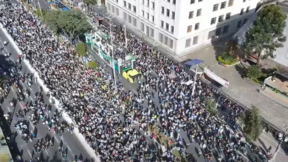 Flávio Bolsonaro nega 'climão' ao dividir trio elétrico com ministro de Lula na Marcha para Jesus