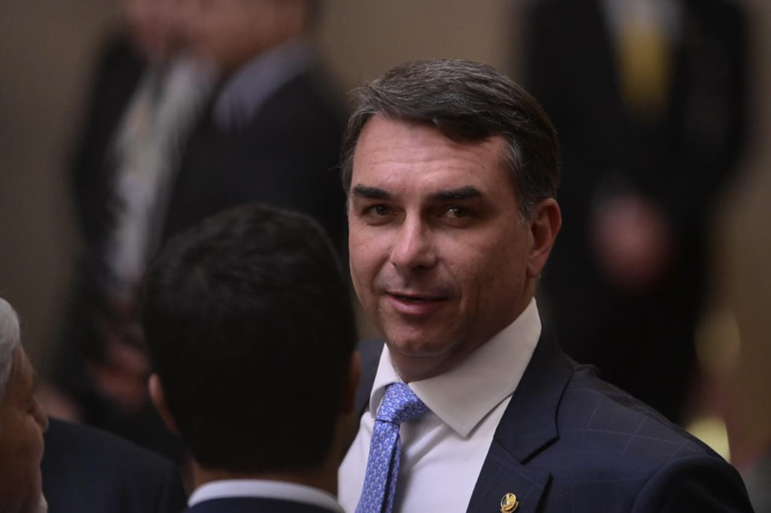 Lula revoga taxa das "blusinhas" e Bolsonaro parabeniza ação