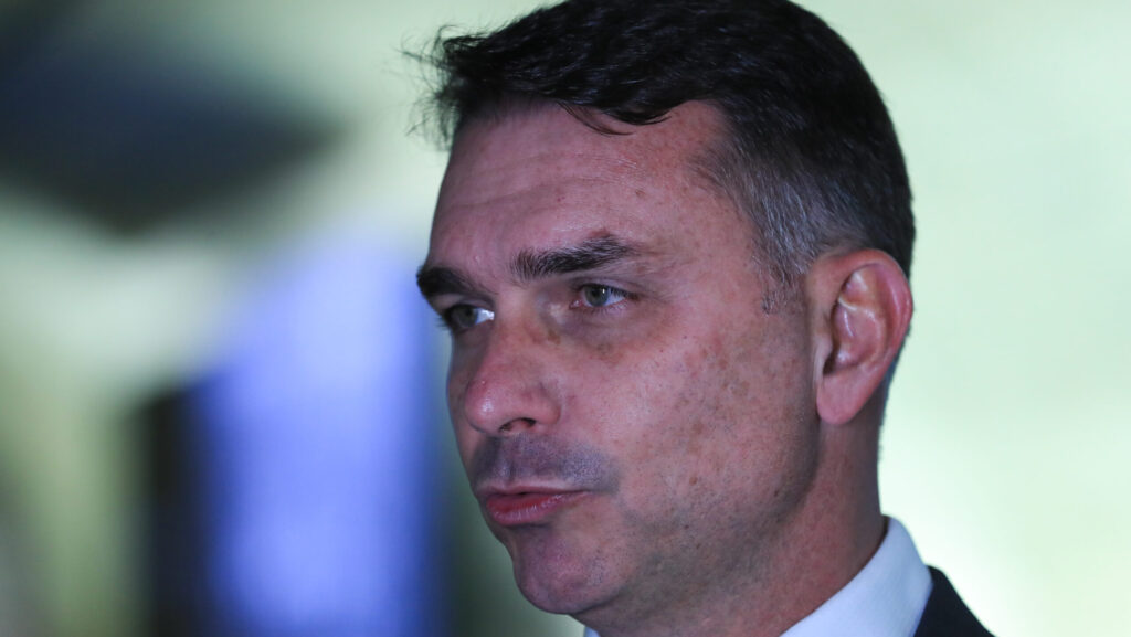 Flávio Bolsonaro pede suspeição de Alexandre de Moraes em caso envolvendo Banco Master