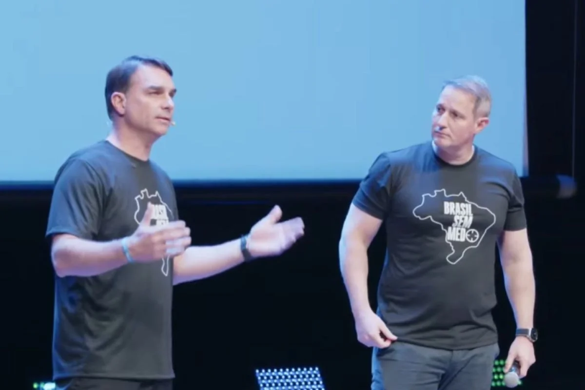 Flávio Bolsonaro pede apoio do mercado financeiro para combater “fintechs de fachada”