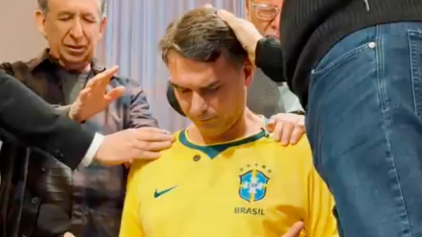Flávio Bolsonaro compartilha vídeo de oração com pastores nas redes sociais
