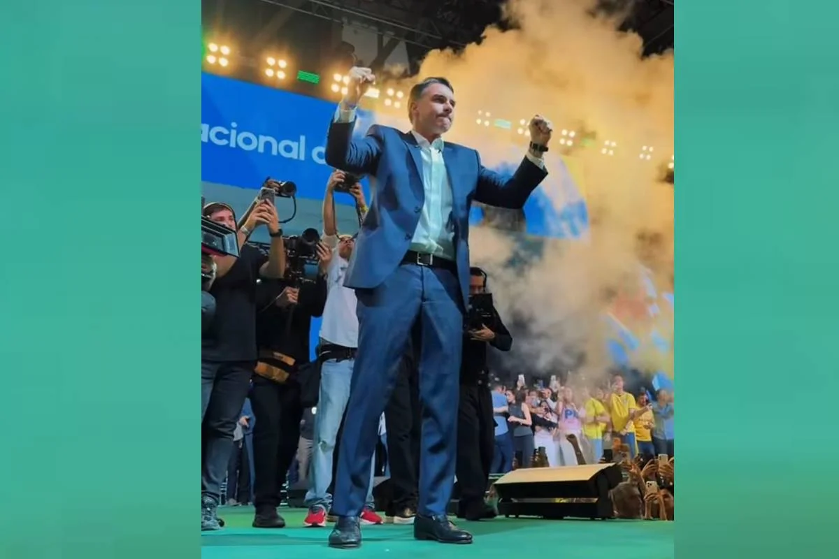 Flávio Bolsonaro reafirma obediência ao pai em convenção marcada por isolamento