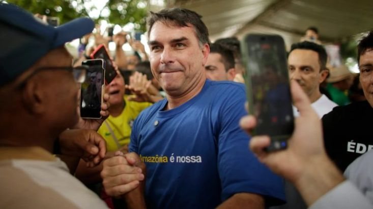 Flávio Bolsonaro rebate Paulo Figueiredo e considera falas sobre mulheres ofensivas