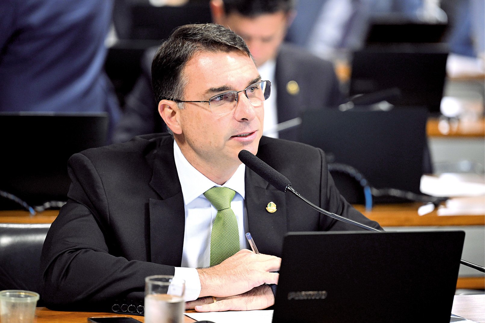 Flávio Bolsonaro quer redução da maioridade penal a 14 anos