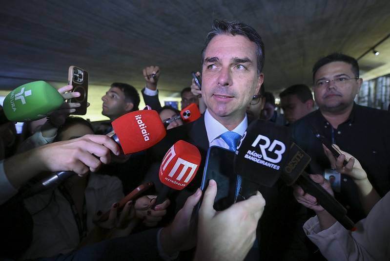 Flávio Bolsonaro troca equipe de comunicação após crise