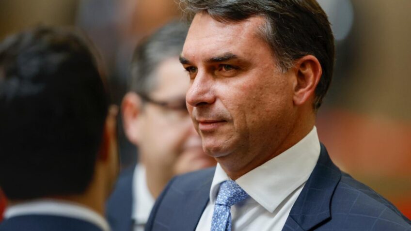 Flávio Bolsonaro reage a decreto de Lula contra big techs e o classifica como "censura"