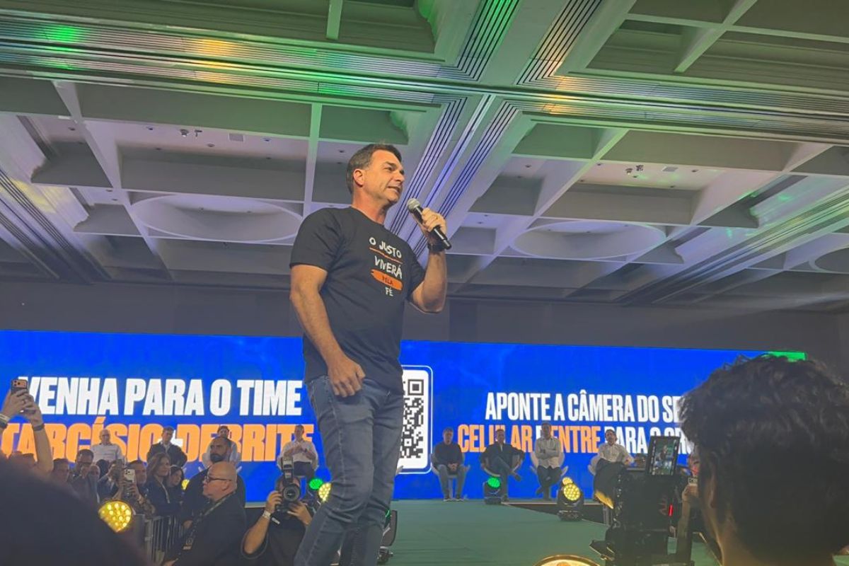 Flávio Bolsonaro compara filme a samba e critica uso de verba pública