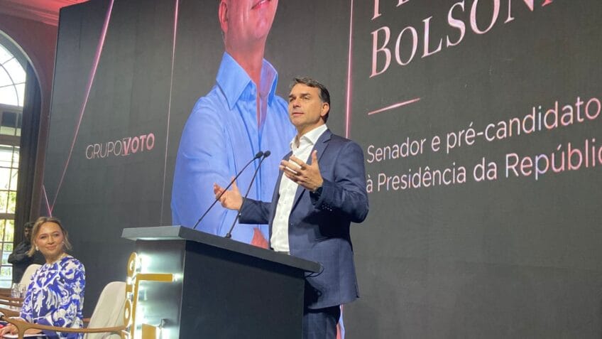 Flávio Bolsonaro defende "modelo Bukele" para combate ao crime e construção de novos presídios