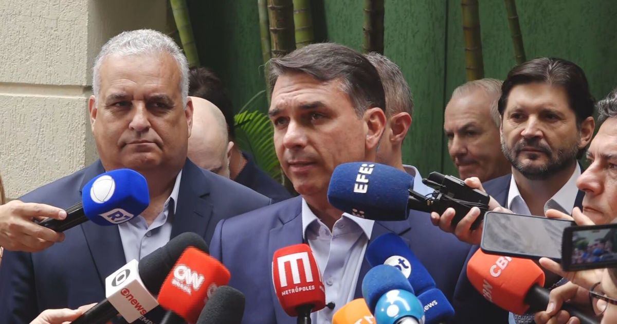 Flávio Bolsonaro defende alternativa à PEC que extingue a jornada 6x1