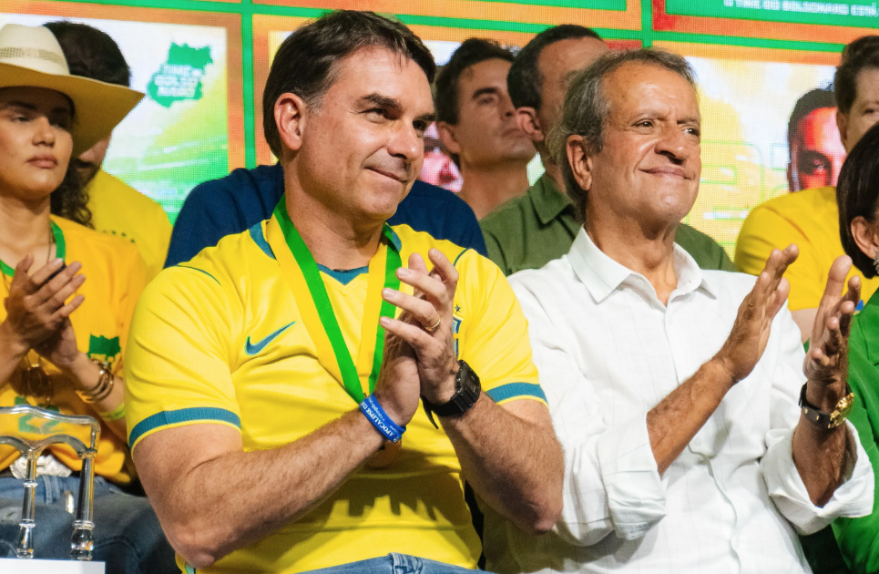 Flávio Bolsonaro defende Valdemar Costa Neto após bloqueio de bens