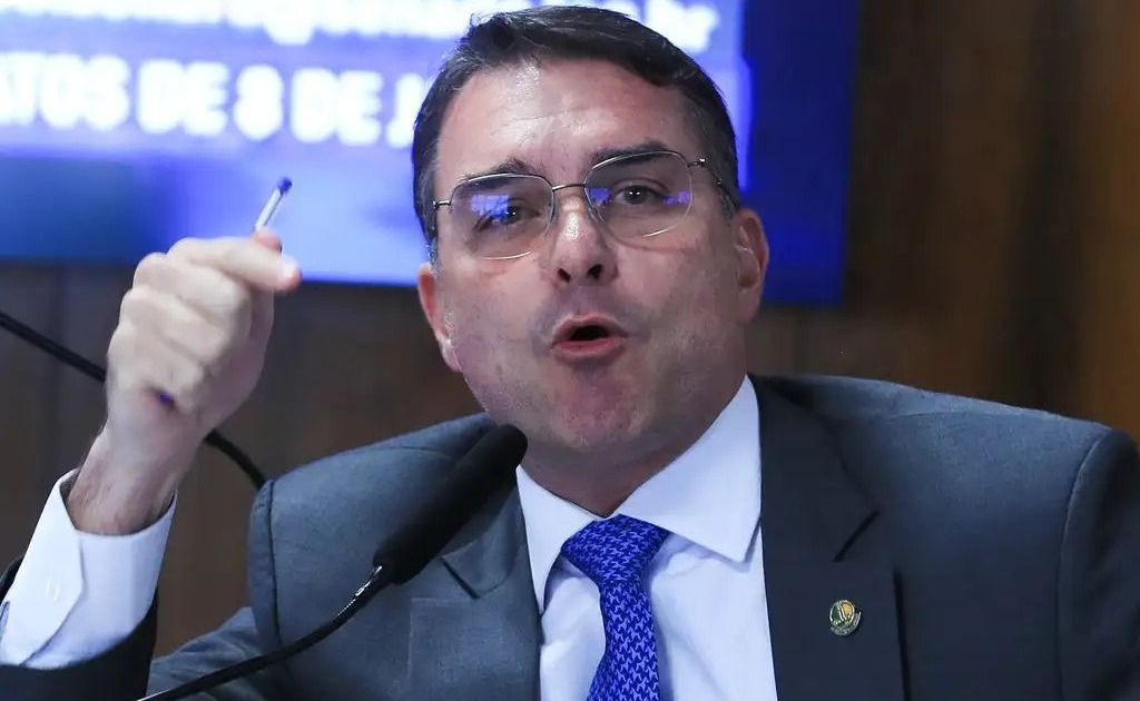 Flávio Bolsonaro explica aporte de ex-banqueiro em filme do pai