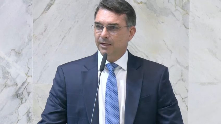 Flávio Bolsonaro afirma que Brasil será "irmão" da Argentina com eleito presidente
