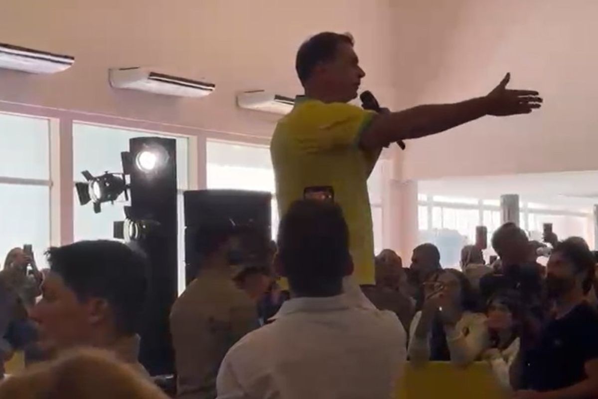 Flávio Bolsonaro promete anistia a condenados do 8/1