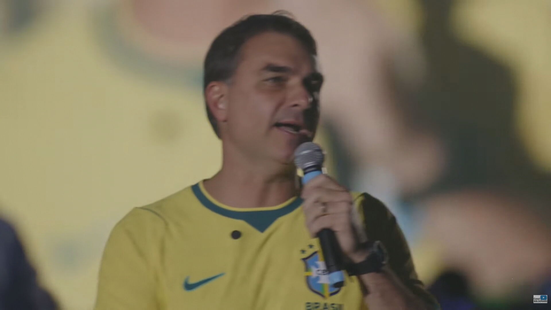 Flávio Bolsonaro se lança como pré-candidato à Presidência e adota slogan de Lula