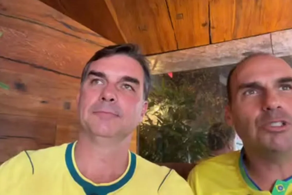 Flávio Bolsonaro defende interesses brasileiros nos EUA e critica Lula