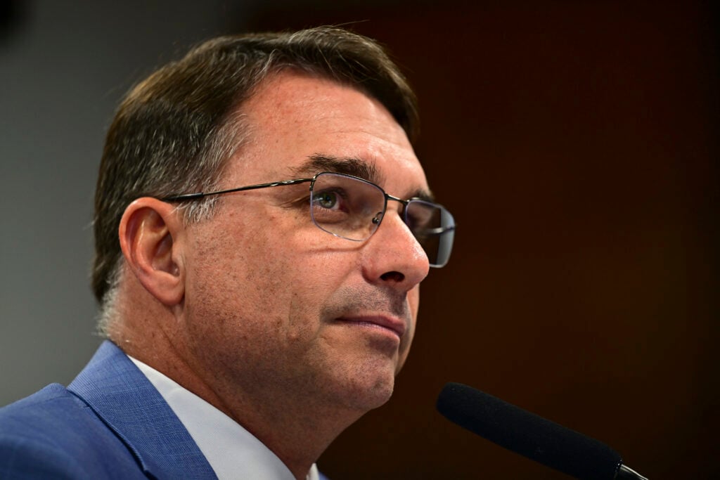 Flávio Bolsonaro rebate Michelle e a chama de desinformada sobre festa bancada por Daniel Vorcaro