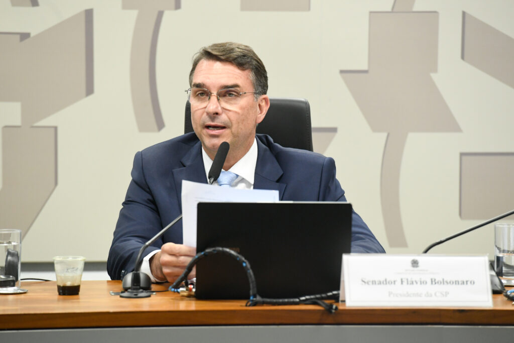 Flávio Bolsonaro defende Pix em audiência e pede exclusão de disputa comercial com EUA