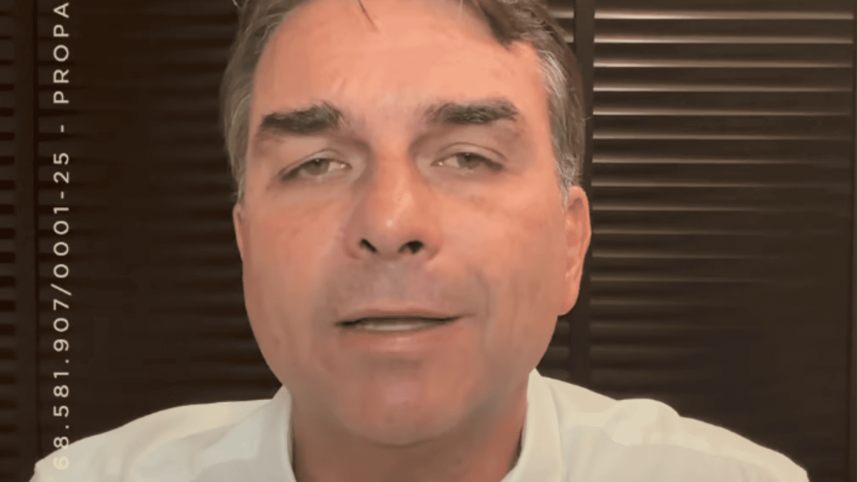 Flávio Bolsonaro defende decreto para consagrar Brasil a Jesus Cristo