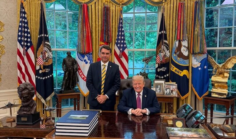 Flávio Bolsonaro pediu a Trump que evitasse tarifa sobre produtos brasileiros