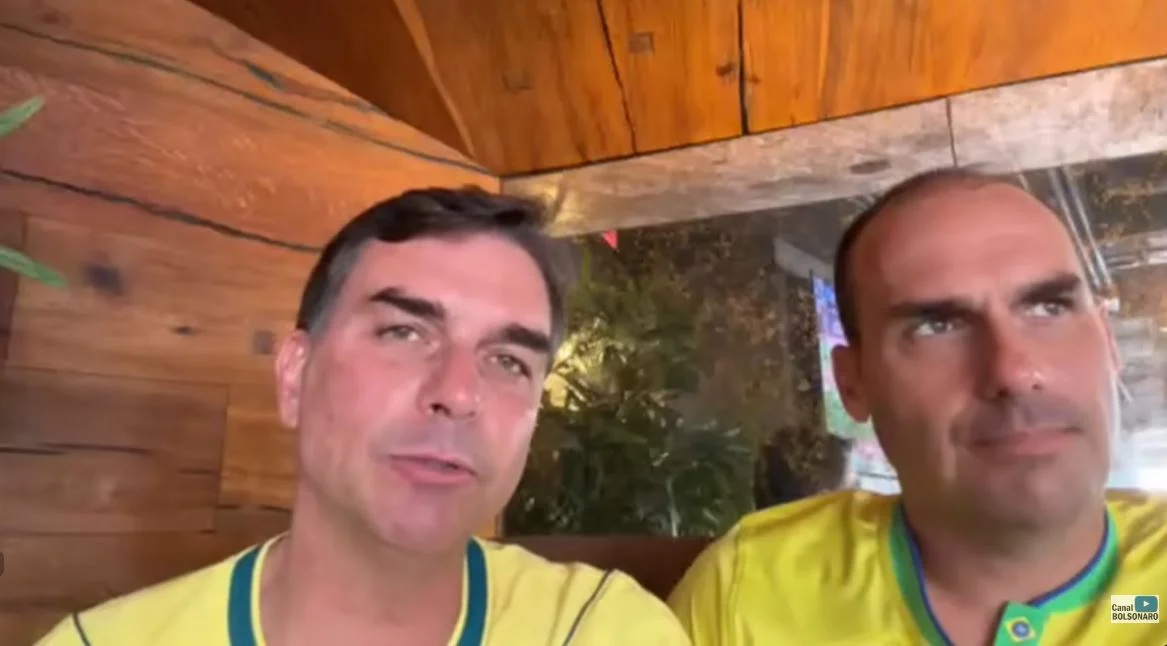 Flávio e Eduardo Bolsonaro culpam governo Lula por eliminação do Brasil na Copa