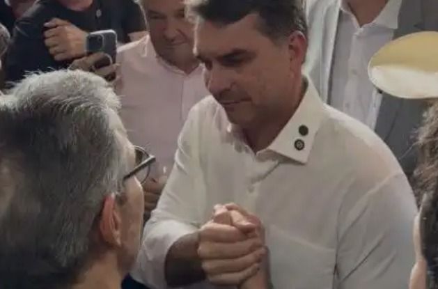 Flávio Bolsonaro e Romeu Zema se unem contra o PT em evento em BH