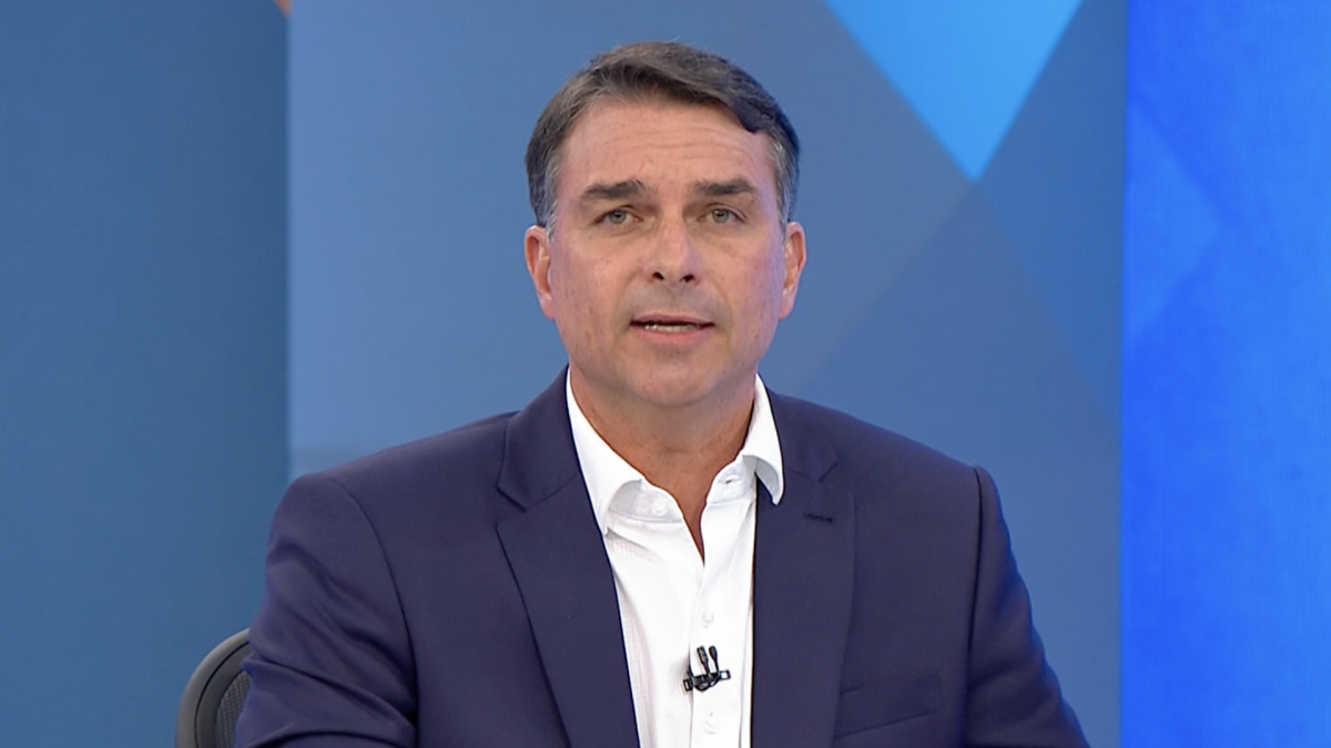 Flávio Bolsonaro questiona mudanças climáticas e foca em saneamento