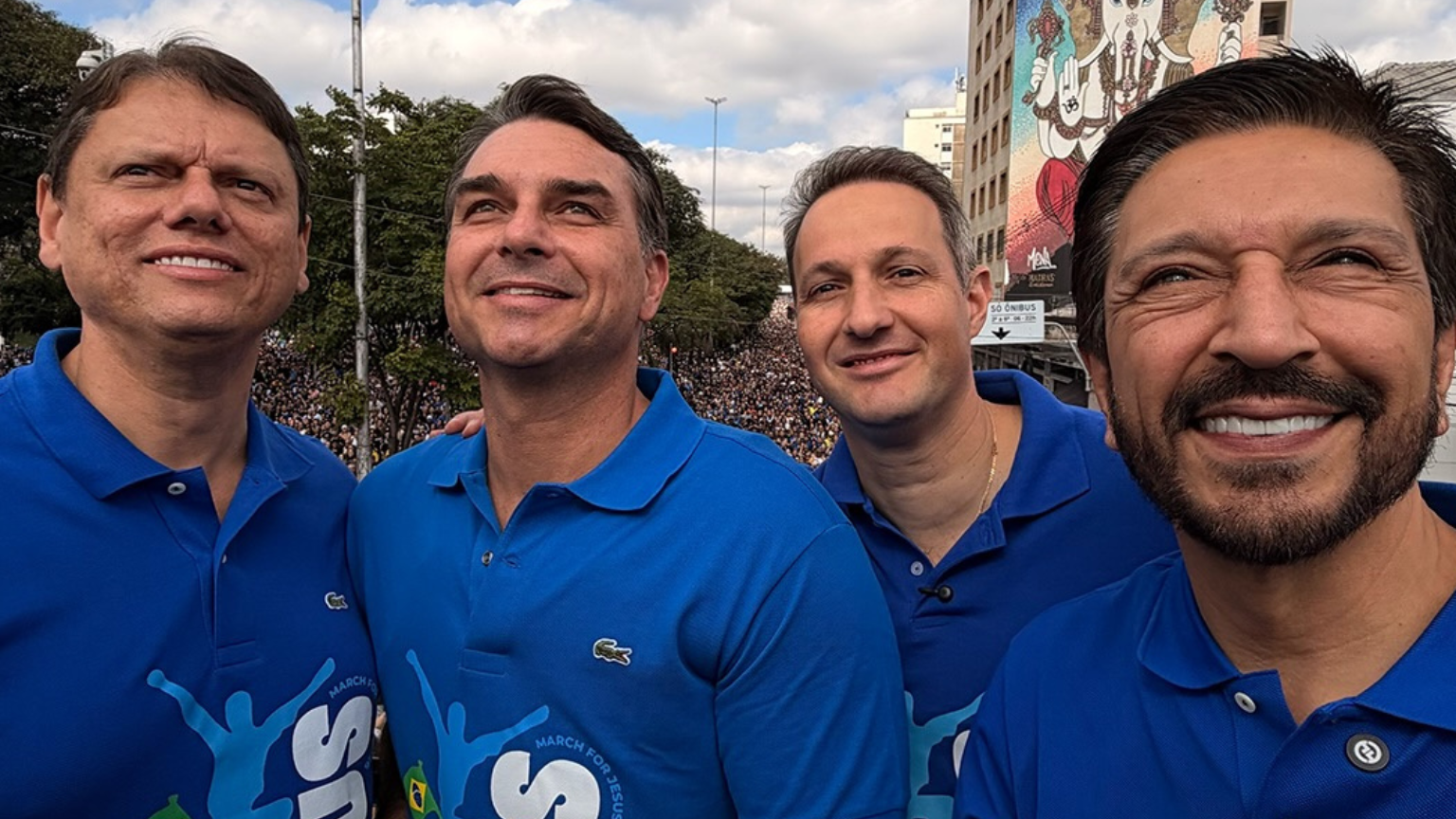 Flávio Bolsonaro declara “guerra espiritual” e promete expulsar o mal do governo durante a Marcha para Jesus