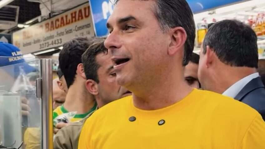 Flávio Bolsonaro alega perseguição após operação contra produtora de filme sobre Jair Bolsonaro