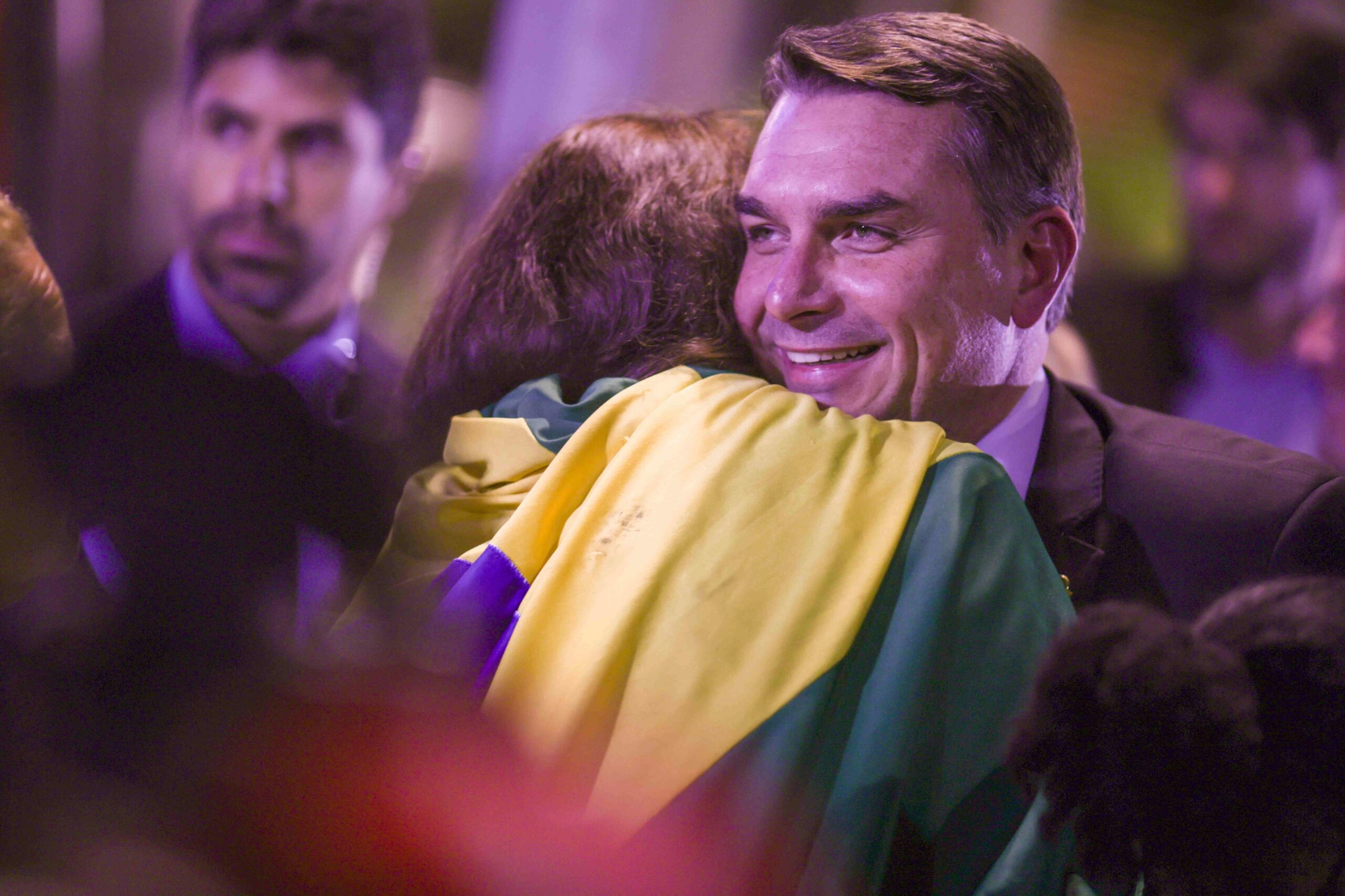Flávio Bolsonaro lança jingle com foco no "pé direito"