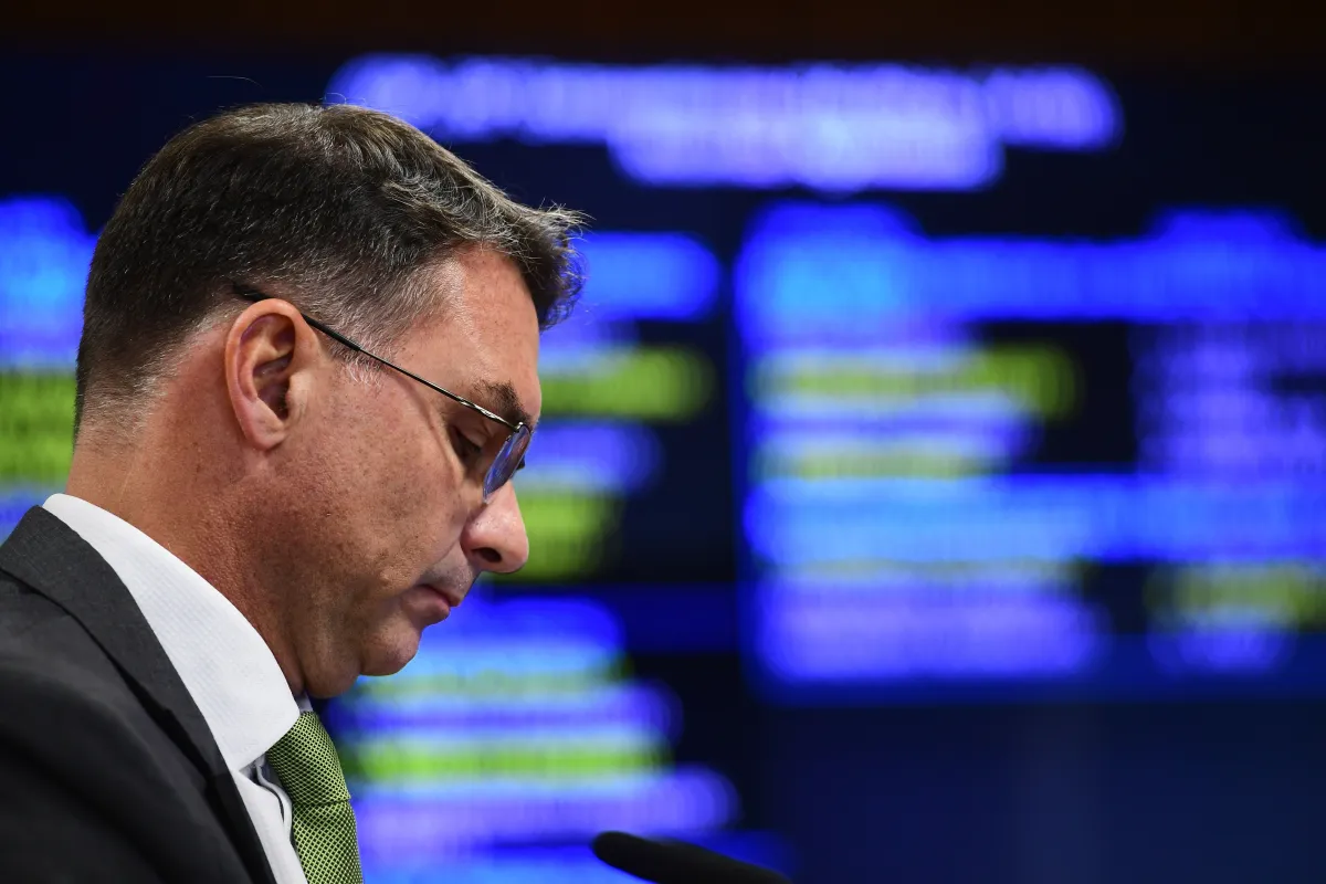 Flávio Bolsonaro pede que André Mendonça assuma caso sobre filme "Dark Horse"