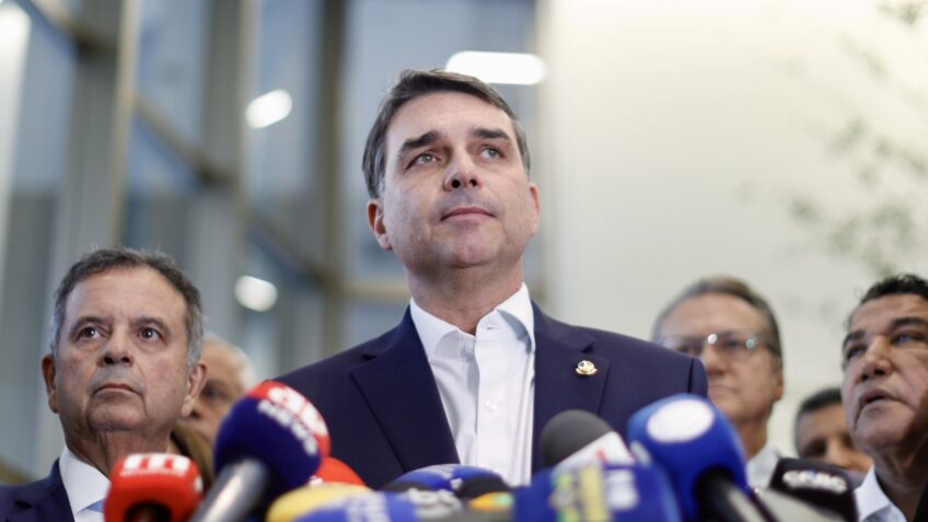 Senador Flávio Bolsonaro posta vídeo e defende redução da maioridade penal para 16 anos, gerando críticas