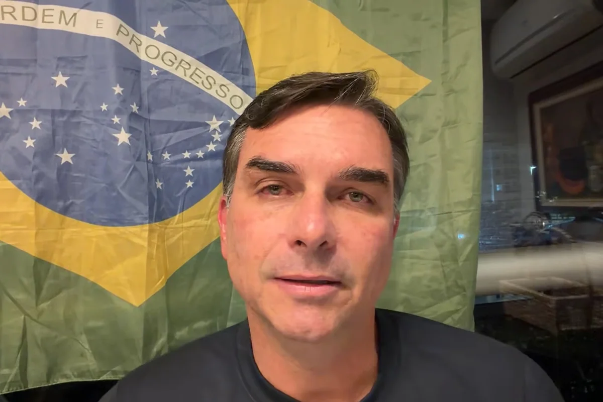 Flávio Bolsonaro busca engajamento ao copiar técnica de Nikolas Ferreira