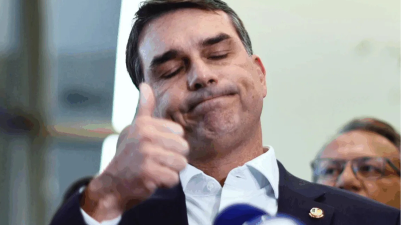 Flávio Bolsonaro rebate críticas de Lula sobre facções criminosas e soberania nacional